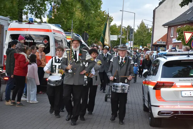 Einmarsch der Vereine - traditionell mit dem Buchholzer Schützenverein 01 an der Spitze | Foto: Axel-Holger Haase