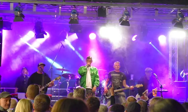 Auf dem Peets Hoff trat die Band Charly Hansen auf. Sie brachte die Besucher zum Mitsingen und Tanzen | Foto: Axel-Holger Haase