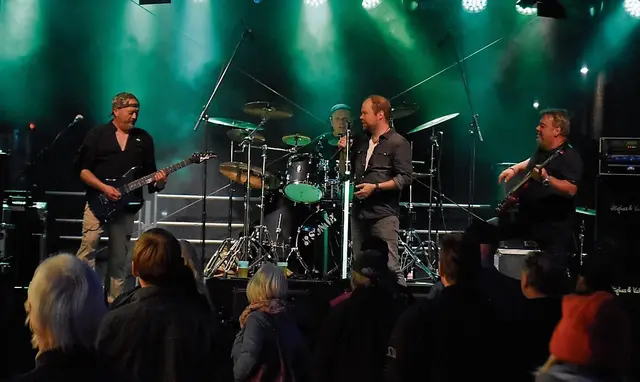 Die Band Barbys Back traf nicht ganz den Musikgeschmack der Zuhörer. Dementsprechend leer wurde der Platz auf dem Peets Hoff | Foto: Axel-Holger Haase