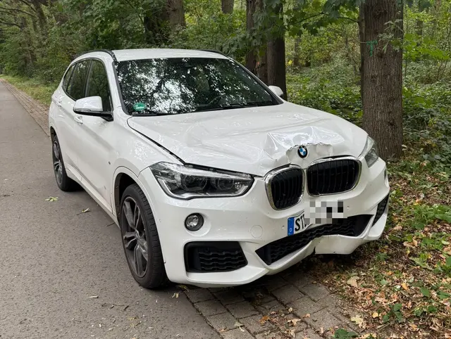 Der BMW ist auf der B73 in Stade gegen einen Baum geprallt | Foto: Polizei