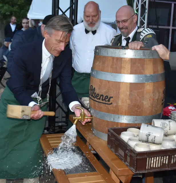 Der Fassanstich von Bürgermeister Jan-Hendrik Röhse gelang gewohnt souverän. Das Bier wurde kostenlos unter den Besuchern verteilt | Foto: Axel-Holger Haase