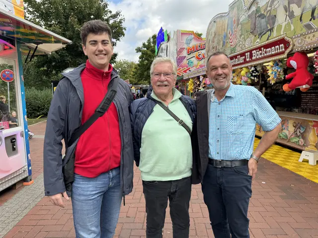 Jonathan Erdbrink (SPD Neu Wulmstorf), Mitorganisator Erich Körn sowie Thomas Grambow beim Rundgang über die Festmeile | Foto: cku