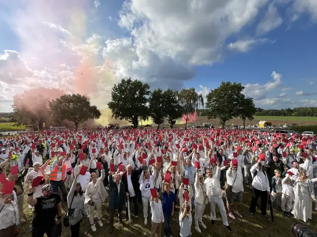 Die Besucherinnen und Besucher des Whyte Dynners setzten ein klares Zeichen gegen die Bahn. Mit der Roten Karte protestieren die Anwesenden gegen die Trassenpläne | Foto: sra