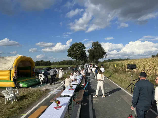Tische so weit das Auge reicht auf der Marxener Straße | Foto: sra
