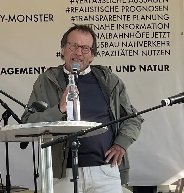 Journalist, Autor und Bahnkritiker Arno Luik bei seiner Rede | Foto: sra