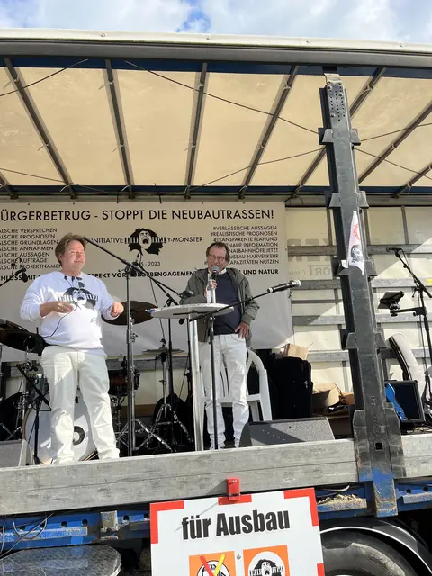 Journalist, Autor und Bahnkritiker Arno Luik bei seiner Rede (re.) | Foto: sra