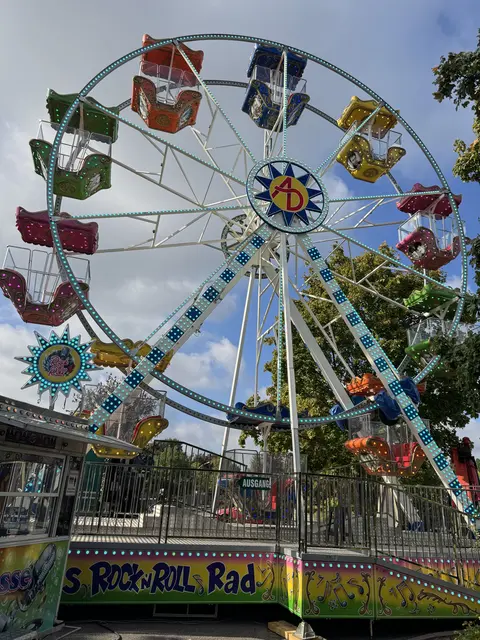 Ruhe vor dem (An)sturm: Das Riesenrad vor der Eröffnung | Foto: cku