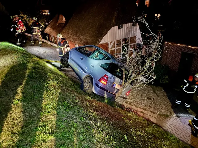 Der Wagen einer Frau aus Grünendeich drohte am Lühedeich umzukippen | Foto: FFW SG Lühe