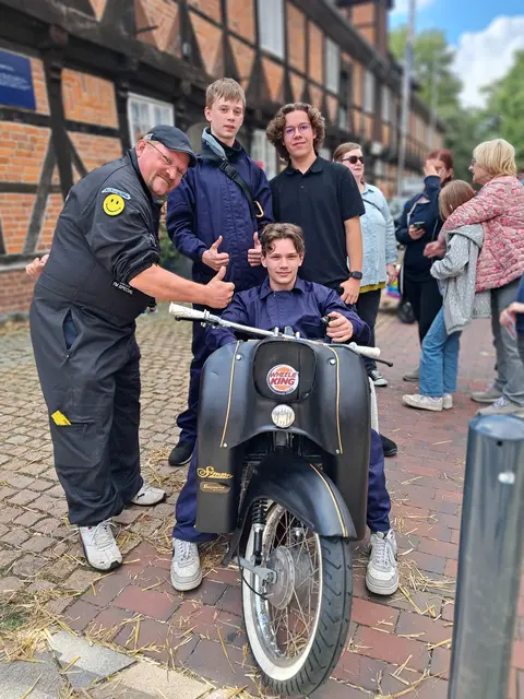 Steffen und Julius Haack (sitzend) mit ihrem Team Joshua Sabadszus und Toni Müller | Foto: Anika Werner