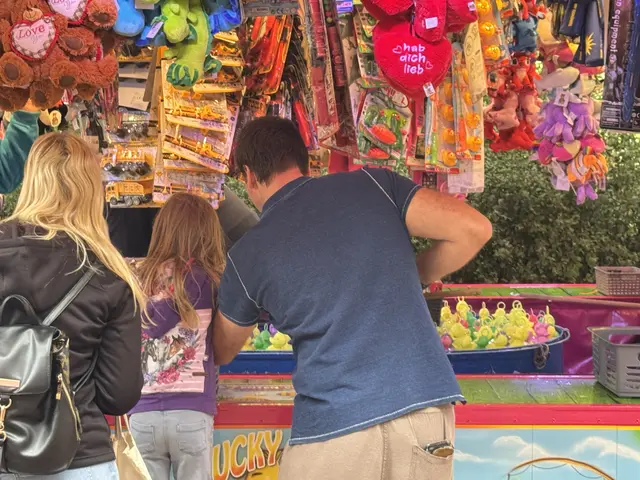 Kinder und Eltern vergnügen sich beim Entenangeln | Foto: cku