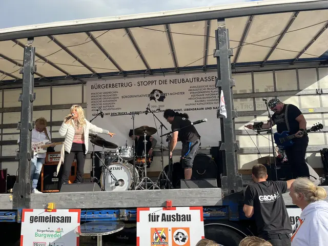 Susi und die Monster-Rocker animierten das Publikum zum Mitsingen | Foto: sra