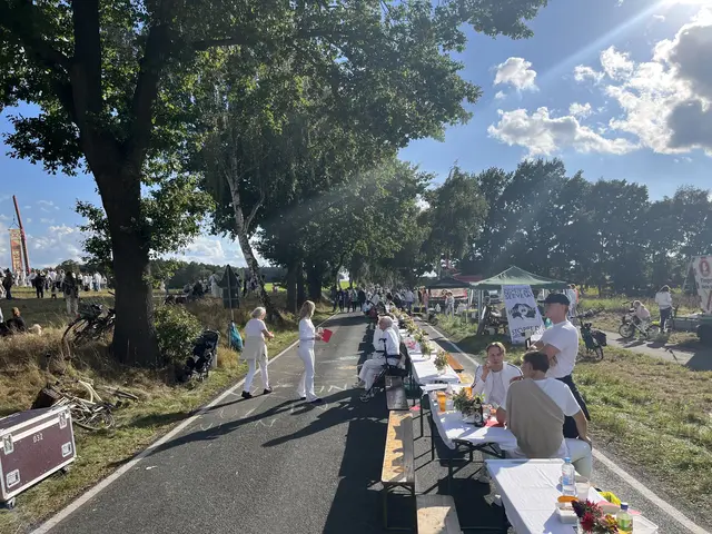 Tische so weit das Auge reicht auf der Marxener Straße | Foto: sra