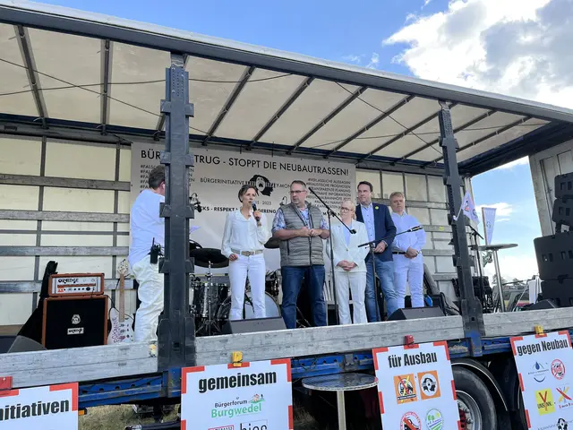  Entschlossen gegen die Trassenpläne der Deutschen Bahn (2.v.li.): Dr. Cornell Babendererde (MdB, CDU), Jan Bauer (MdB, CDU), Nadja Weipert (MdL, GRÜNE) André Bock (MdL, CDU) Dr. Peter Dörsam (Bürgermeister Tostedt) mit Y-Trassen-Sprecher und Moderator der Veranstaltung Reinhardt Crasemann  | Foto: sra