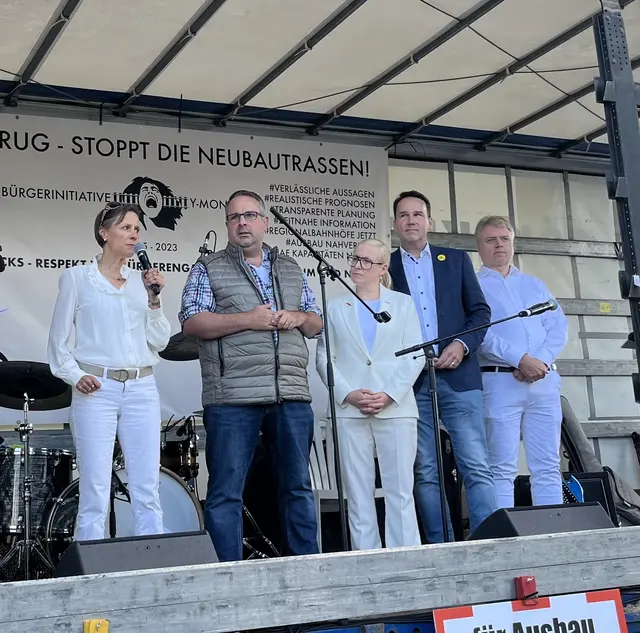  Entschlossen gegen die Trassenpläne der Deutschen Bahn (2.v.li.): Dr. Cornell Babendererde (MdB, CDU), Jan Bauer (MdB, CDU), Nadja Weipert (MdL, GRÜNE) André Bock (MdL, CDU) Dr. Peter Dörsam (Bürgermeister Tostedt) | Foto: sra