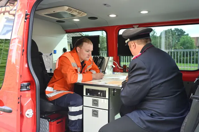 In einem Einsatzleitwagen wurde ein Funkgespräch nachgestellt

  | Foto: Landkreis Stade / Daniel Beneke