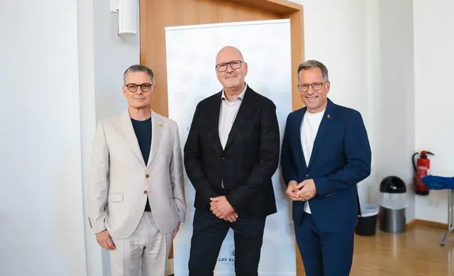 Die Initiatoren des vierten Elbe-Weser Gesundheitskongresses PD Dr. Sebastian Philipp (li.) und Pflegedirektor Bernd Lambrecht (Mitte) mit Eröffnungsredner Landrat Kai Seefried | Foto: Elbe Kliniken