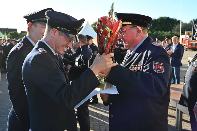 Regierungsbrandmeister Dieter Ruschenbusch überreichte dem siegreichen Team aus Tönnhausen (Landkreis Harburg) den von ihm gestifteten Wanderpokal | Foto: Landkreis Stade / Daniel Beneke