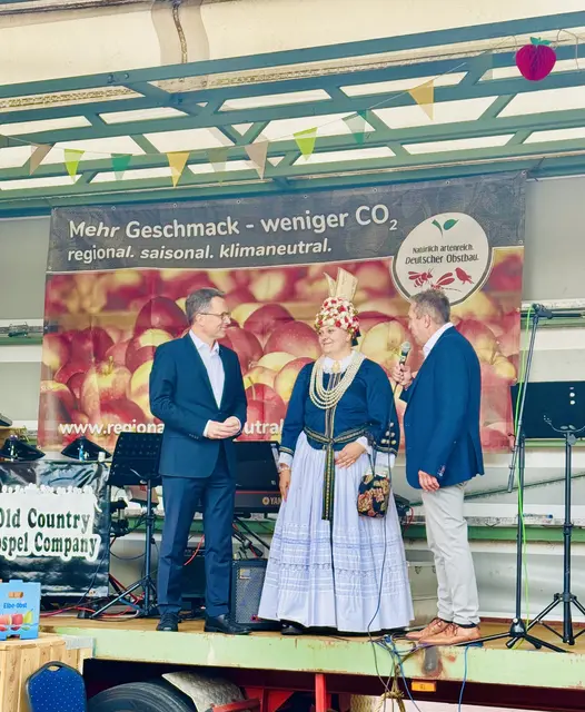 Die amtierende Blütenkönigin Ella Weilert Landrat Kai Seefried (li.) und Samtgemeinde-Bürgermeister Timo Gerke eröffneten gemeinsam das Blütenfest | Foto: SG Lühe