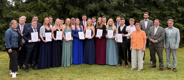 Bei der Urkunden-Übergabe (v. li.): Jasmin Deegen-Miest (BBS III Lüneburg), Lukas Schmanns (Hauschild GbR), Björn Lühders (LWK-Niedersachsen), Carl Vogt (Dieter Dreetz), Julius Fachet (Cordes GbR), Anna Cohrs (Peters GbR), Henning Wendel (Matthias Kruse), Finja Aldag (Hartig GbR), Mattes Schröder (Dreihöfe KG), Lina Kruse (Wischmann-Lübbers GbR), Florian Dittmer (Daniel Peters), Merle Steffens (Landbau Tellmer GbR), Finn Menke (Dierk Benecke), Paula Stemmler (Jan Benecke), Max Meier (Milchhof Steffens GbR), Merle Steffens (Kusel GbR), Phil Färber (Rainer Hagemann), Lina Nasner (Lindenhof KG), Lennes Timmermann (Rainer Hagemann), Tom Glinka (Lehmbeck GbR), Nico Weinert (Lehmbeck GbR), Gabrielle Reller (Schulleiterin BBS III Lüneburg), Hauke Stegen (Jens Benecke), Martin Peters (Kreislandwirt Harburg), Jens Wischmann (Kreislandwirt Lüneburg) | Foto: Landwirtschaftskammer Niedersachsen