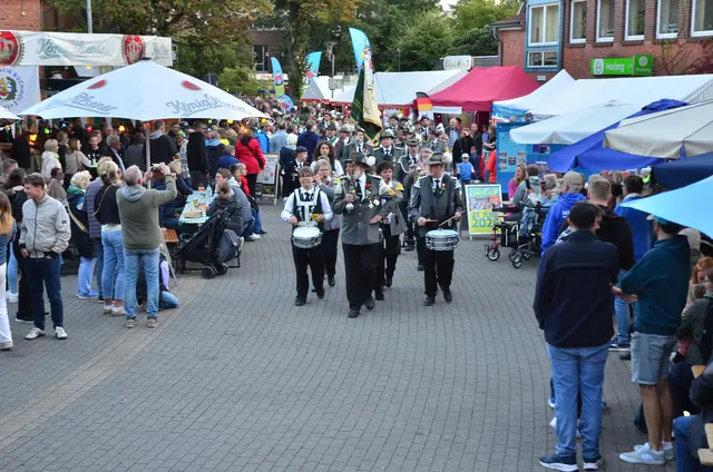 Einmarsch der Buchholzer Schützen am Freitagabend | Foto: André Welle