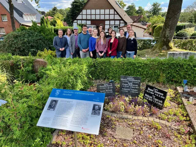 Landrat Kai Seefried (li.) mit den Zwölftklässlern und weiteren Gästen nach der Einweihung der Infotafel auf dem Oberen Friedhof in Harsefeld | Foto: Landkreis Stade/Daniel Beneke