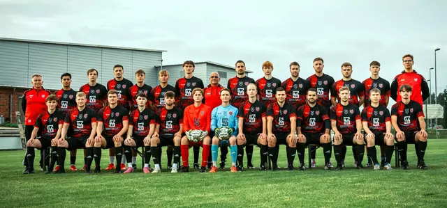 Nach seiner Verjüngungskur - das neue Team des Fußball-Kreisligisten mit seinen Trainern und Betreuern | Foto: TUS