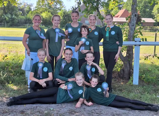 Bendestorf VII und Bendestorf II (hi. v. li.): Laura Koch-Kohlmus, Jana Matzat, Eva Gärtner, Raphael Passin, Christina Kohlmus, Lisa Marie Fuchs, Lisa Stock (vo. v. li.), Annabell Lüllau, Mats Brink, Lea Mahns (liegend) und Lea Raphael | Foto: BRK/ Kohlmus