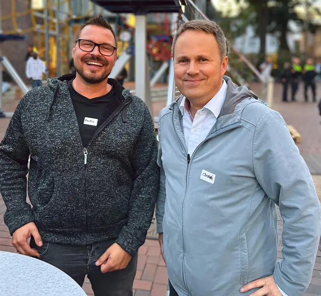 Stelldichein bei der Wirtschaftsrunde am Stand beim Rotary Club (Peets Hoff): Medienunternehmer Markus Höfemann und WOCHENBLATT Geschäftsführer Christoph Kunst | Foto: cku