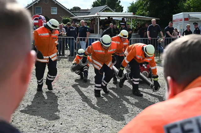 Zu den in Assel aufgebauten Wettbewerbsmodulen gehörte auch das Kuppeln einer Saugleitung | Foto: Landkreis Stade / Daniel Beneke