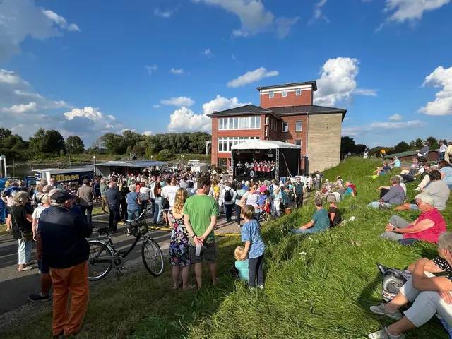 Beim Auftritt der Tampentrekker auf dem Stöckter Hafenfest hat das Publikum mitgesungen und geschunkelt | Foto: Konzerte in Winsen e.V.