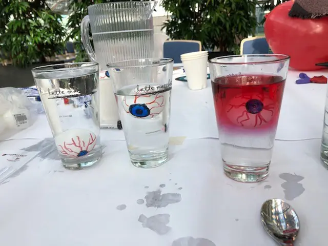 Experimente zum Gruseln in der Stader Solarhalle: schwebende Geisteraugen | Foto: Landkreis Stade