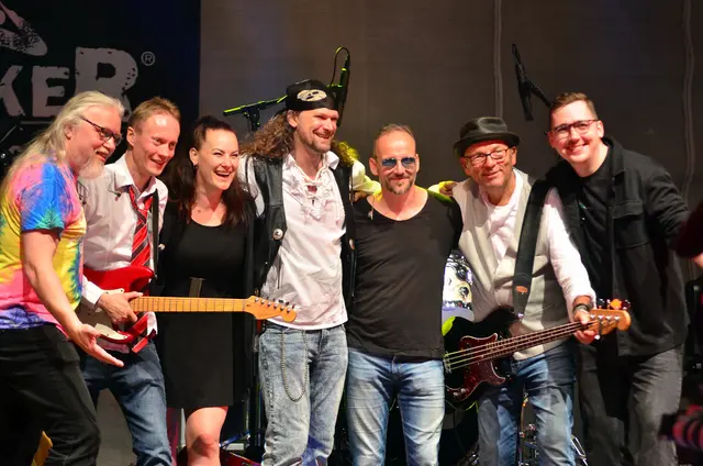Die Band Cockroach rockte am Samstag die Innenstadt auf der Bühne im EMPORE-Teich | Foto: André Welle