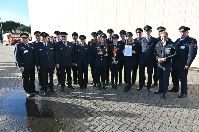Das Team der Freiwilligen Feuerwehr Tönnhausen (Landkreis Harburg) errang beim Leistungsvergleich in Drochtersen-Assel den ersten Platz | Foto: Landkreis Stade / Daniel Beneke