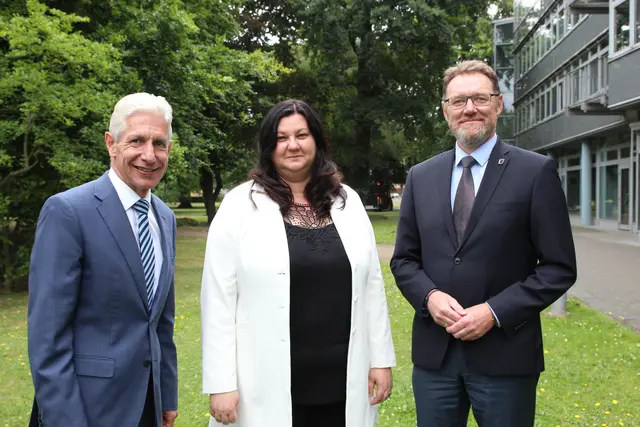 Landrat Rainer Rempe (li.) und Erster Kreisrat Josef Nießen begrüßen Mandy Nagel als neue Leiterin des Betriebs Gebäudewirtschaft | Foto:  Landkreis Harburg