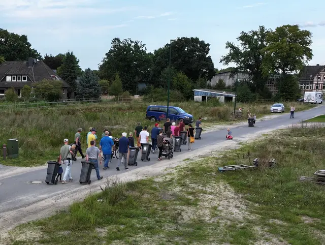 Im Konvoi ging es mit den Mülltonnen durch das Neubaugebiet | Foto: Grüne