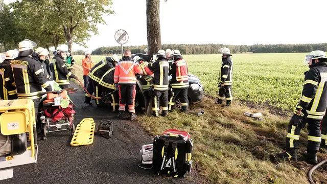 Die Feuerwehrleute setzten technisches Gerät ein | Foto: Rolf Hillyer-Funke und Frank Ewald/ FFW SG Oldend.-Himmelpf.