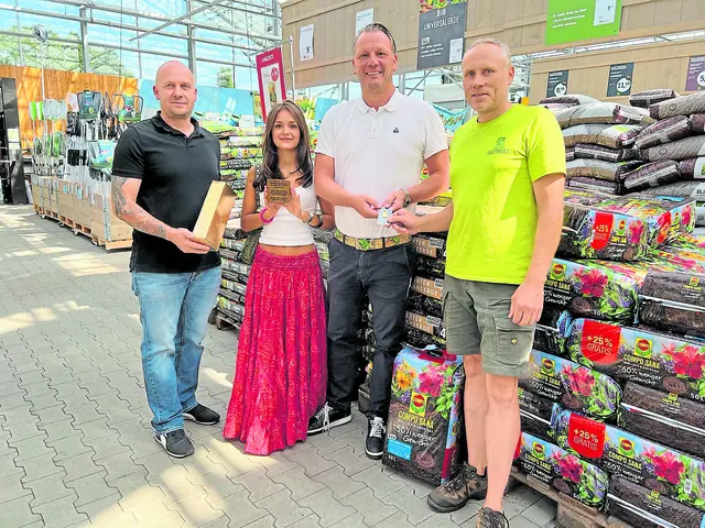 Bei der Gewinnübergabe im Gartencenter Matthies (v.li.): Sebastian Keune (COMPO), Fina Dreher und Fedor Dreher und Dirk Meyer (Gartencenter Matthies) | Foto: Gartencenter Matthies