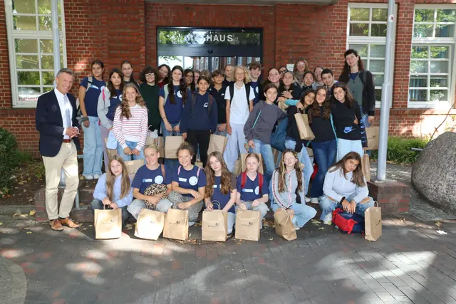 Bürgermeister Jan-Hendrik Röhse hieß die Schülerinnen und Schüler sowie die begleitenden Lehrerinnen im Rathaus willkommen | Foto: Stadt Buchholz