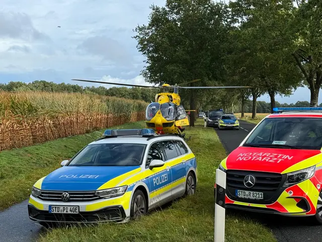 Der Rettungshubschrauber landete neben der Straße | Foto: Rolf Hillyer-Funke und Frank Ewald/ FFW SG Oldend.-Himmelpf.