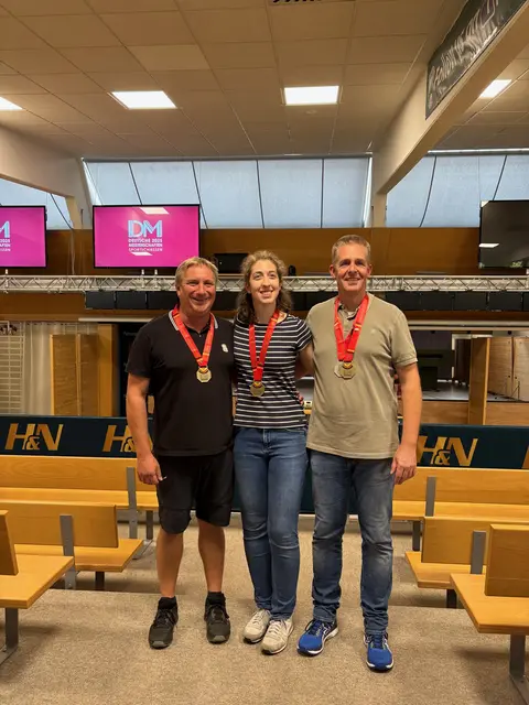 3. Platz Mannschaft: Armbrust 30 m - offene Klasse
SC Neuenkirchen, v.li.: Klaus Denks, Alicia Haberland, Matthias Wübbe
 | Foto:  S.V. Glüsingen