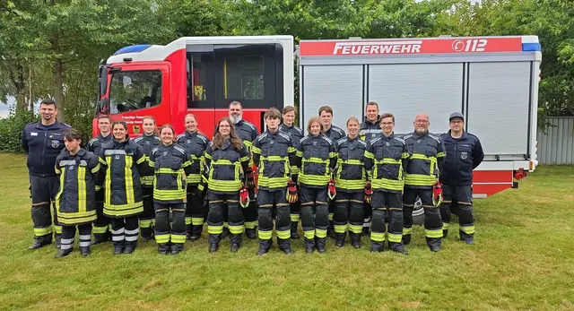 Teilnehmerrinnen und Teilnehmer den Grundlagenlehrgang der Freiwilligen Feuerwehr Rosengarten | Foto: Gemeindepressewart Freiwillige Feuerwehren Rosengarten Ingar Braf