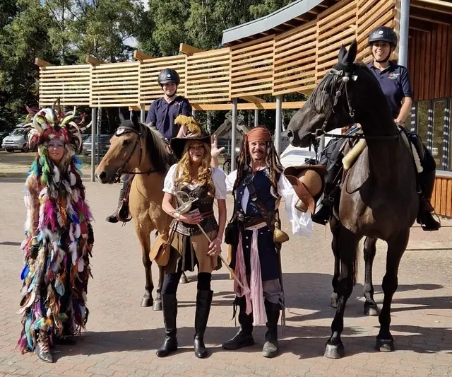 Das erfahrene Mutter-Tochterteam Carina und Feylin Renkus mit ihren Pferden "Sielence" und "Cleo" war auf dem Festivalgelände sanitätsdienstlich unterwegs | Foto: Michaele Kluwe