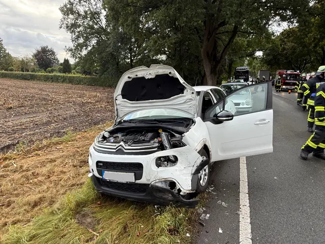 Die Front des Citroën wurde bei dem Unfall stark beschädigt | Foto: Frank Ewald, Feuerwehren SG Oldendorf-Himmelpforten
