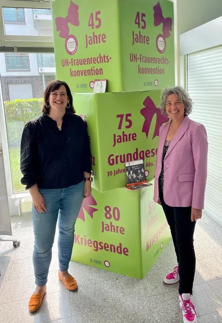 Svenja Riebau (li.) und Andrea Schrag freuen sich über die Ausstellung im Winsener Rathaus | Foto: Landkreis Harburg