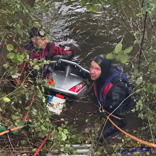 Taucher holten den Motorroller aus dem Stader Horstsee | Foto: Feuerwehr Stade