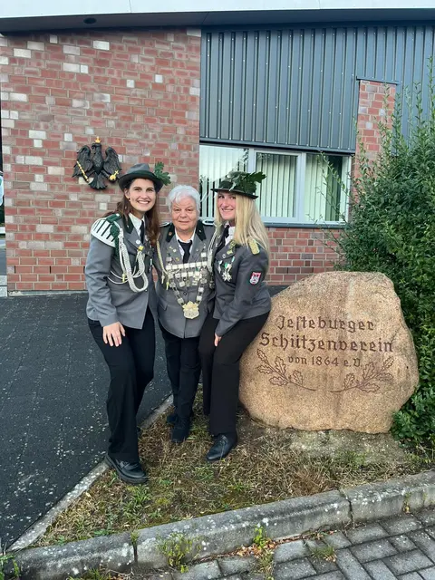 Vizekönigin Angelika Meyer (Mi.) mit ihren Adjutantinnen Emily Versemann ( li.) und Johanna Maack. Auf dem Bild fehlt Christian Piechotka | Foto: JSV