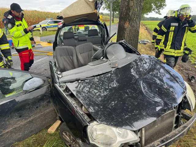 Beim VW Polo musste das Dach abgetrennt werden, um den schwer verletzten Fahrer zu befreien | Foto: Polizei