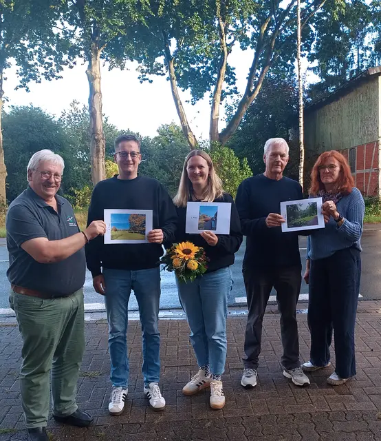 Preisübergabe (v. li.): Frank Havemann (Vorsitzender Fredenbecker Geest Marketing und Touristikverein), Hauke und Mira Schmetjen, Hinrich Enderstein und Inge Vagts (Vorstand Fredenbecker Geest Marketing und Touristikverein) | Foto: Fredenbecker Geest Marketing und Touristikverein