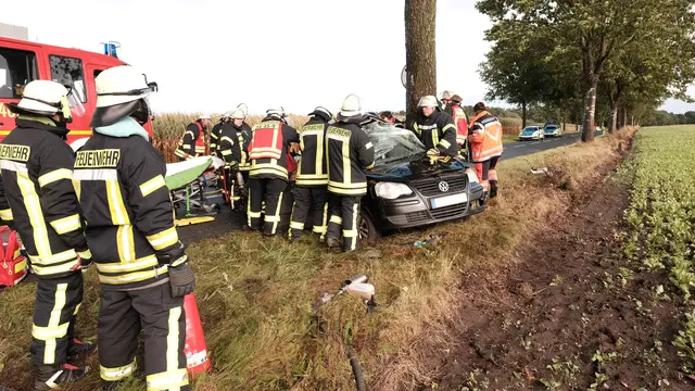 Die Feuerwehrleute setzten schweres Gerät ein, um den Polofahrer aus dem Autowrack zu befreien | Foto: Rolf Hillyer-Funke und Frank Ewald/ FFW SG Oldend.-Himmelpf.