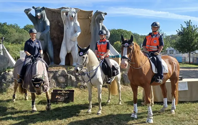 Dienstdebüt bei der Reiterstaffel für Melina Mennerich und ihren Wallach Yano (Mitte) | Foto: Cornelia Siebel